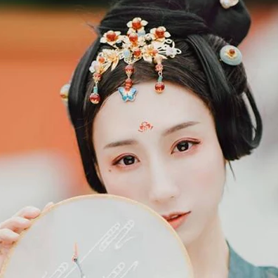 紅妝典雅帶傘團扇女生頭像，唯美古風真人頭像