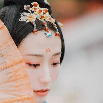 紅妝典雅帶傘團扇女生頭像，唯美古風真人頭像