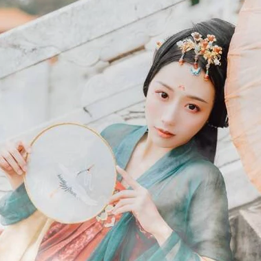 紅妝典雅帶傘團扇女生頭像，唯美古風真人頭像