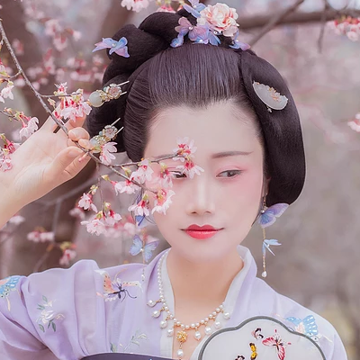 櫻花樹下粉色佳人女生頭像，唯美古風真人頭像