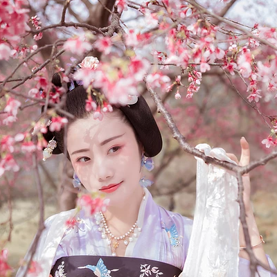 櫻花樹下粉色佳人女生頭像，唯美古風真人頭像