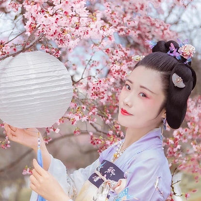 櫻花樹下粉色佳人女生頭像，唯美古風真人頭像