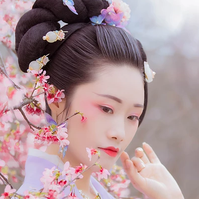 櫻花樹下粉色佳人女生頭像，唯美古風真人頭像