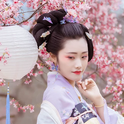 櫻花樹下粉色佳人女生頭像，唯美古風真人頭像