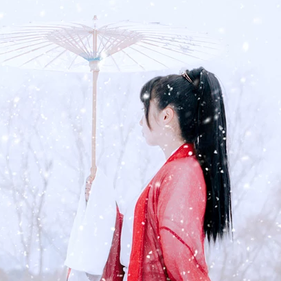 初雪紅衣俠客女生頭像，唯美古風(fēng)真人頭像
