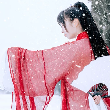 初雪紅衣俠客女生頭像，唯美古風(fēng)真人頭像