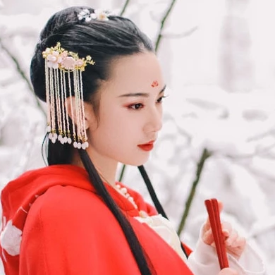 寒雪紅披風(fēng)女生頭像，唯美古風(fēng)真人頭像