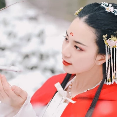 寒雪紅披風(fēng)女生頭像，唯美古風(fēng)真人頭像