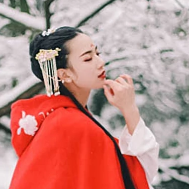 寒雪紅披風(fēng)女生頭像，唯美古風(fēng)真人頭像