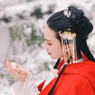 寒雪紅披風(fēng)女生頭像，唯美古風(fēng)真人頭像