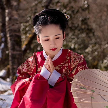 古典紅衣帶傘女生頭像，唯美古風(fēng)真人頭像