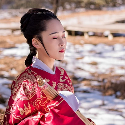 古典紅衣帶傘女生頭像，唯美古風(fēng)真人頭像