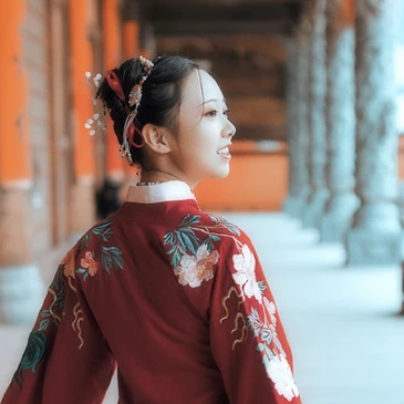 古典紅衣漢服帶團扇女生頭像，唯美古風(fēng)頭像