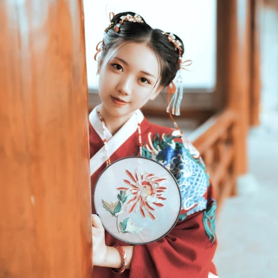 古典紅衣漢服帶團扇女生頭像，唯美古風(fēng)頭像
