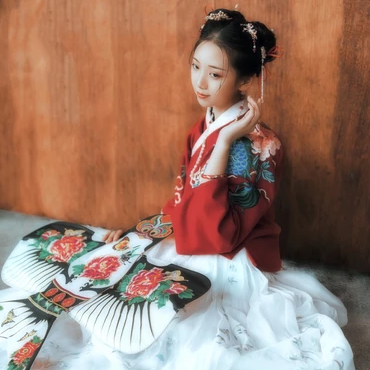 古典紅衣漢服帶團扇女生頭像，唯美古風(fēng)頭像