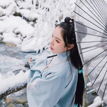 雪地清新閨蜜帶傘頭像，唯美古風(fēng)真人頭像