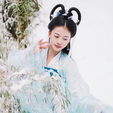 雪地清新閨蜜帶傘頭像，唯美古風(fēng)真人頭像