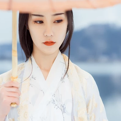 江山雪地帶傘女生頭像，唯美古風真人頭像