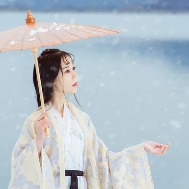 江山雪地帶傘女生頭像，唯美古風真人頭像