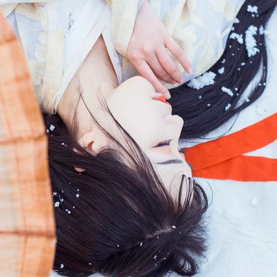 江山雪地帶傘女生頭像，唯美古風真人頭像