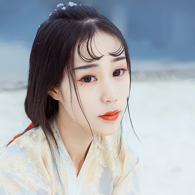 江山雪地帶傘女生頭像，唯美古風真人頭像