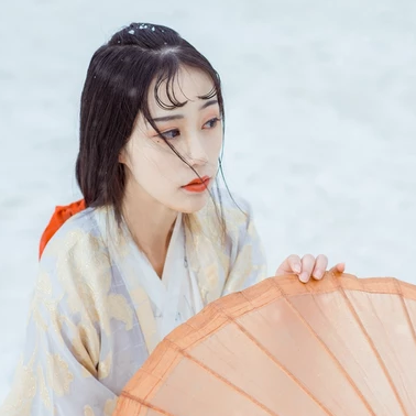 江山雪地帶傘女生頭像，唯美古風真人頭像