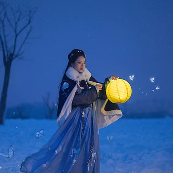 月夜下提燈女生頭像，唯美古風(fēng)真人頭像