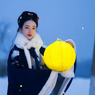 月夜下提燈女生頭像，唯美古風(fēng)真人頭像