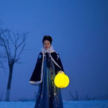 月夜下提燈女生頭像，唯美古風(fēng)真人頭像