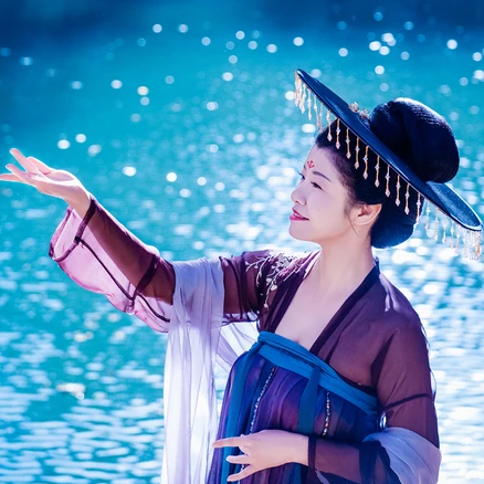 波光秋色帶古琴女生頭像，唯美古風(fēng)真人頭像