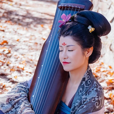 波光秋色帶古琴女生頭像，唯美古風(fēng)真人頭像