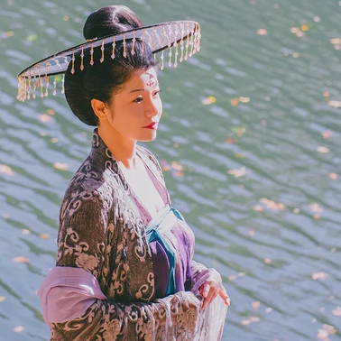 波光秋色帶古琴女生頭像，唯美古風(fēng)真人頭像