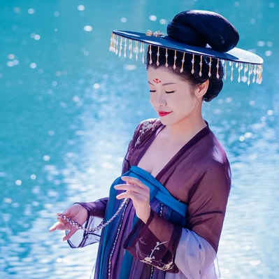 波光秋色帶古琴女生頭像，唯美古風(fēng)真人頭像