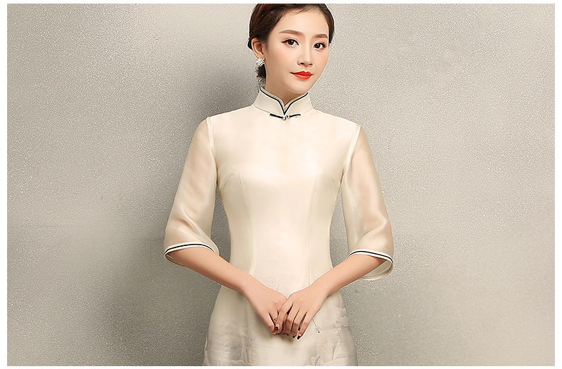 水墨荷花印花旗袍，淡雅米白色中式旗袍裙