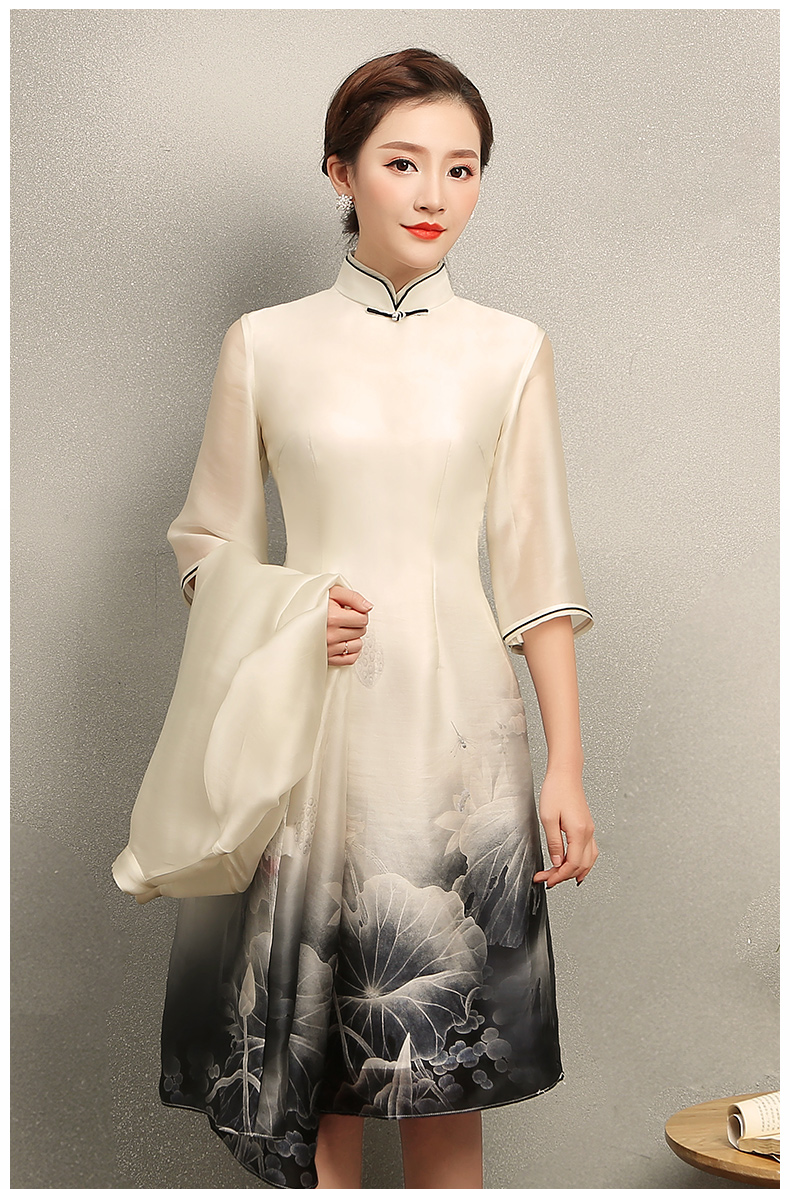 水墨荷花印花旗袍，淡雅米白色中式旗袍裙