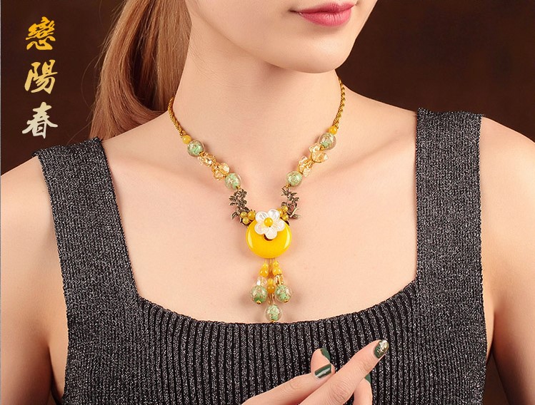 黃色平安扣鎖骨鏈，清新明麗項(xiàng)鏈?zhǔn)罪? src="/shige/d/file/bigpic/190404/04/13-1P22Q12307.jpg" / data-Sqbr="13PVNL"><br / data-JUVP="mot7Sl">
	<img alt=