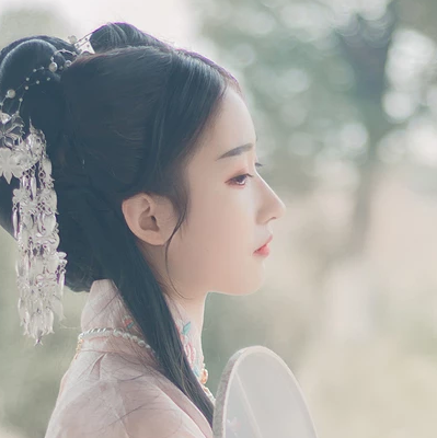粉衣帶團扇女生頭像，淡雅唯美古風(fēng)真人頭像