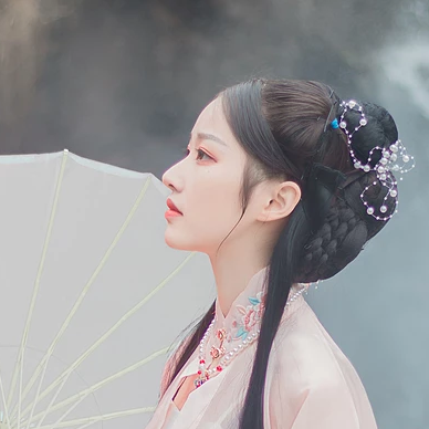 粉衣帶團扇女生頭像，淡雅唯美古風(fēng)真人頭像