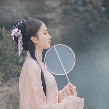 粉衣帶團扇女生頭像，淡雅唯美古風(fēng)真人頭像