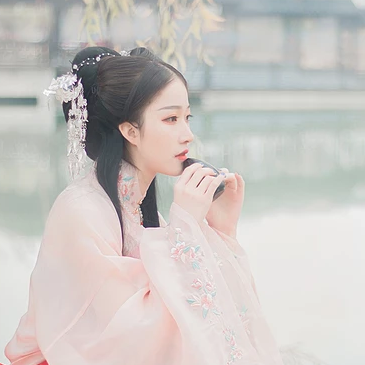粉衣帶團扇女生頭像，淡雅唯美古風(fēng)真人頭像