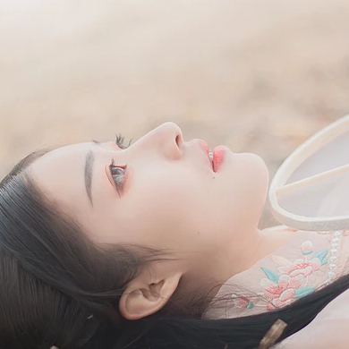 粉衣帶團扇女生頭像，淡雅唯美古風(fēng)真人頭像