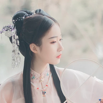 粉衣帶團扇女生頭像，淡雅唯美古風(fēng)真人頭像