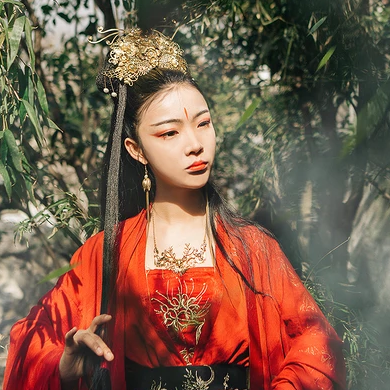 紅衣帶兵器女生頭像，唯美古風(fēng)真人頭像