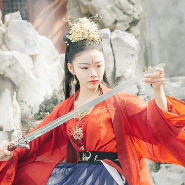 紅衣帶兵器女生頭像，唯美古風(fēng)真人頭像