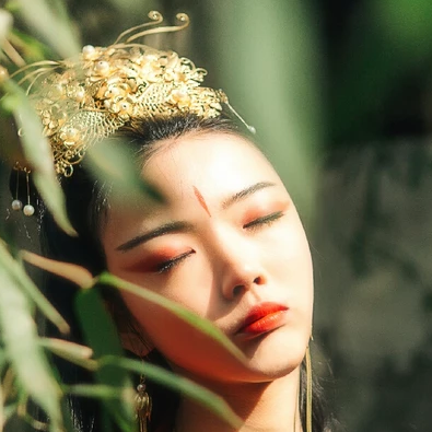 紅衣帶兵器女生頭像，唯美古風(fēng)真人頭像