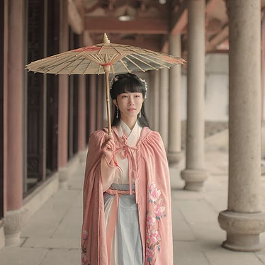 清新帶傘粉色披風(fēng)女生頭像，唯美古風(fēng)頭像