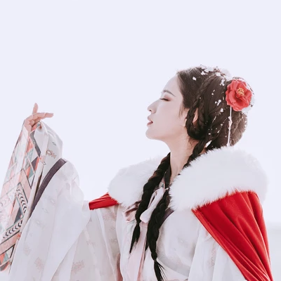 風(fēng)雪中紅披風(fēng)女生頭像，唯美古風(fēng)真人頭像
