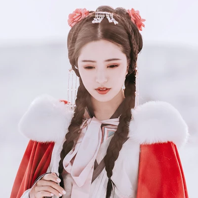 風(fēng)雪中紅披風(fēng)女生頭像，唯美古風(fēng)真人頭像
