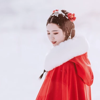 風(fēng)雪中紅披風(fēng)女生頭像，唯美古風(fēng)真人頭像