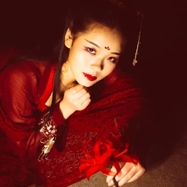 夜晚彼岸花紅衣女生頭像，唯美古風(fēng)真人頭像